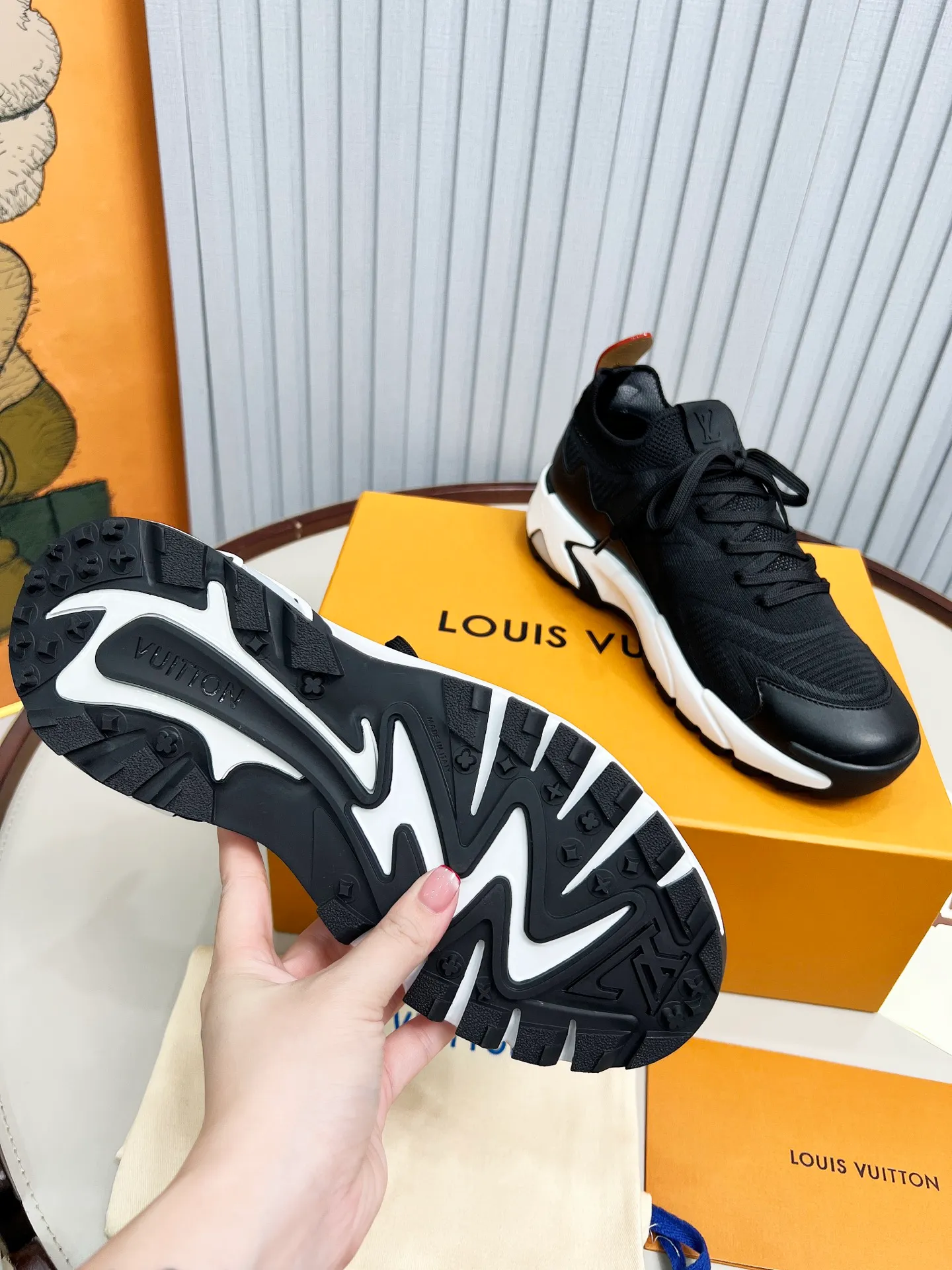 Top version: 560💰 LV Louis Vuitton L Jialu brand Runner Tatic series thick-soled casual sports shoes running shoes Original purchase development and production This LV Runner Tatic sports shoe is blended with fly-knit fabric material to interpret the inspiration of traditional mountaineering shoes. The LV letters are written on one side, the Louis Vuitton logo, and the light and wear-resistant rubber outsole complete the whole package. The delivery counter is exquisitely packaged🛍📦 ▪️Fabrics: Original imported custom fly-knit fabric ▪️Inner lining: Original custom-made breathable mesh ▪️Sole: Original molded anti-slip rubber combination material ▪️Sole thickness: 4CM ▪️Size: Men's 39-45